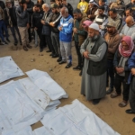 The Guardian: İsrail, Gazze'deki savaş mezarlığının bir kısmını buldozerlerle tahrip etti