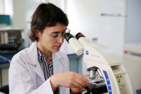 Türk bilim kadını deneyleriyle uzay biyolojisine katkı sunuyor