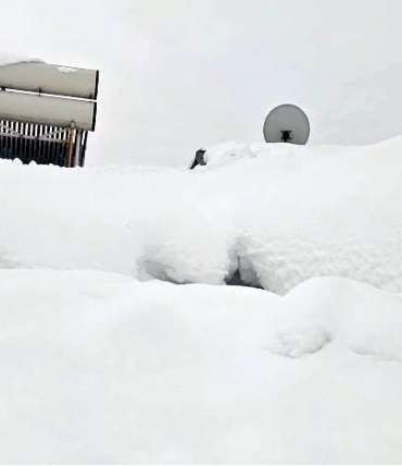 Van'da kırsal mahallede evler kara gömüldü