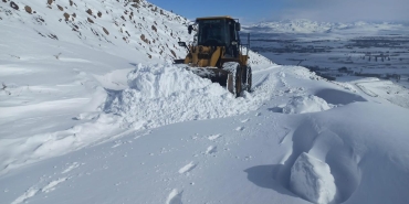Yoğun kar 77 yolu ulaşıma kapattı