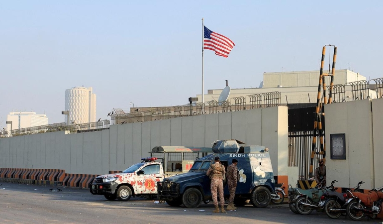 ABD birlikleri, Karaçi'deki konsolosluğa saldıran protestoculara ateş açtı