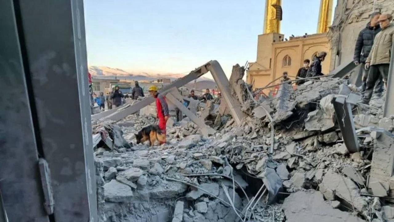 ABDİsrail, İran'da tarihi camiyi hedef aldı: 3 kişi hayatını kaybetti