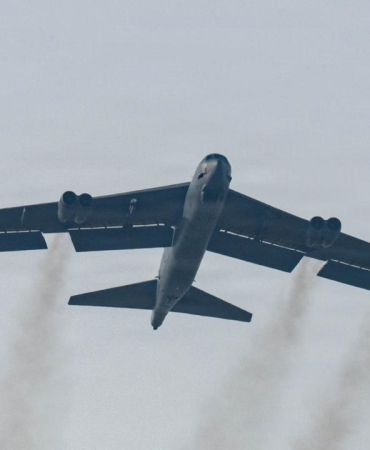 ABD'ye ait B52 bombardıman uçakları İngiltere'deki RAF Fairford Üssü'ne ulaştı