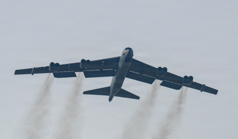 ABD'ye ait B52 bombardıman uçakları İngiltere'deki RAF Fairford Üssü'ne ulaştı