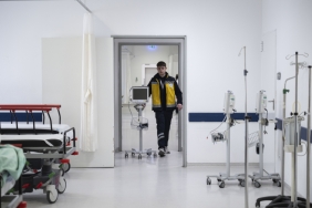 Acil servislerde saniyelerle yarışan sağlık ekipleri hayat kurtarıyor