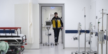 Acil servislerde saniyelerle yarışan sağlık ekipleri hayat kurtarıyor