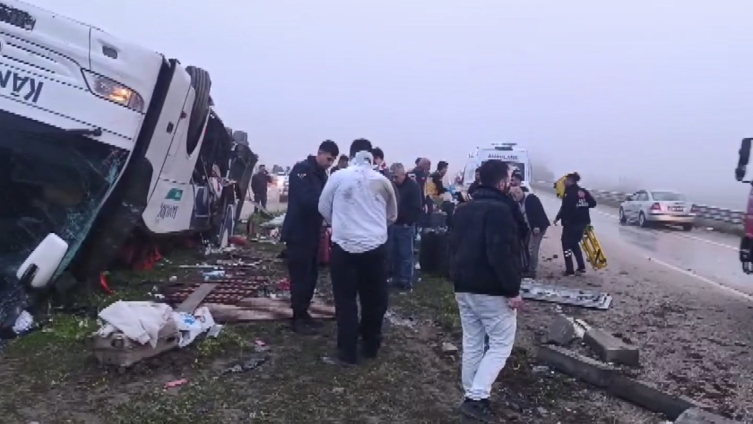 Adana'da yolcu otobüsü devrildi: 2 ölü, 19 yaralı