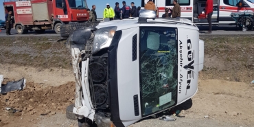 Afyonkarahisar'da tır ile minibüs çarpıştı: 11 yaralı