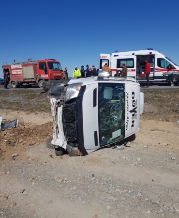 Afyonkarahisar'da tır ile minibüs çarpıştı: 11 yaralı