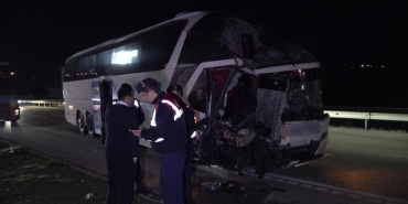 Amasya'da yolcu otobüsü ile tır çarpıştı: 11 yaralı