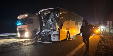 Anadolu Otoyolu'nda otobüs ile çekici çarpıştı: 1 ölü, 15 yaralı