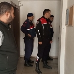 Aydın'da jandarmaya kapıyı açmayan firari hükümlü çilingir yardımıyla yakalandı