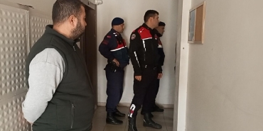 Aydın'da jandarmaya kapıyı açmayan firari hükümlü çilingir yardımıyla yakalandı