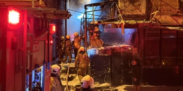 Bahçelievler'de depoda çıkan yangın söndürüldü