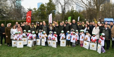 Bakan Yumaklı çocuklarla fidan dikti