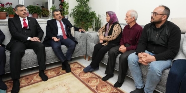 Bakanlar Tekin ve Çiftçi, öldürülen öğretmenin ailesine taziye ziyaretinde bulundu