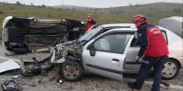 Balıkesir'de hafif ticari araçla otomobil çarpıştı: 5 yaralı