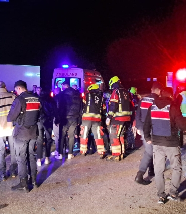 Balıkesir'de otomobil şarampole devrildi: 1 ölü, 6 yaralı