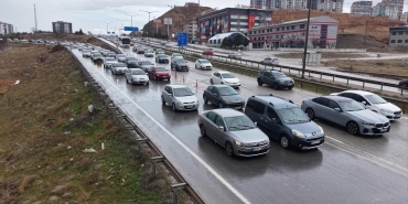 Bayram tatilinden dönenler Kırıkkale'de trafik yoğunluğu oluşturdu