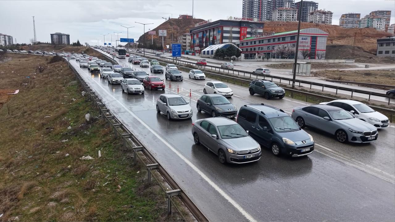 Bayram tatilinden dönenler Kırıkkale'de trafik yoğunluğu oluşturdu