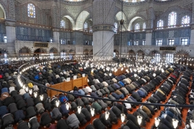 Bayramın ilk günü kılınan cuma namazında camiler doldu