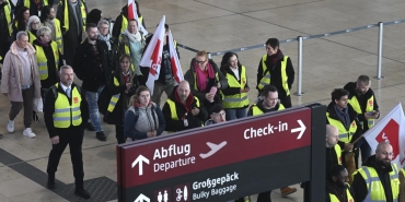 BerlinBrandenburg Havalimanı'nda grev nedeniyle 57 bin yolcu mağdur oldu