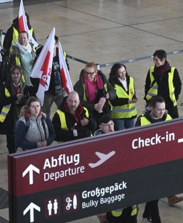 BerlinBrandenburg Havalimanı'nda grev nedeniyle 57 bin yolcu mağdur oldu