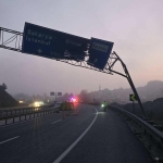 Bilecik'te tır, trafik levhalarına çarptı