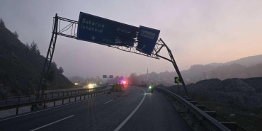 Bilecik'te tır, trafik levhalarına çarptı