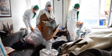 Bursa'da çöp ev temizliği: 4 kamyon tahliye edildi