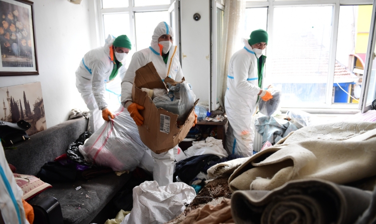 Bursa'da çöp ev temizliği: 4 kamyon tahliye edildi