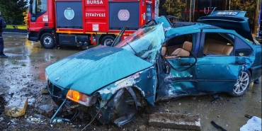 Bursa'da otomobil reklam panosuna çarptı: 1 ölü