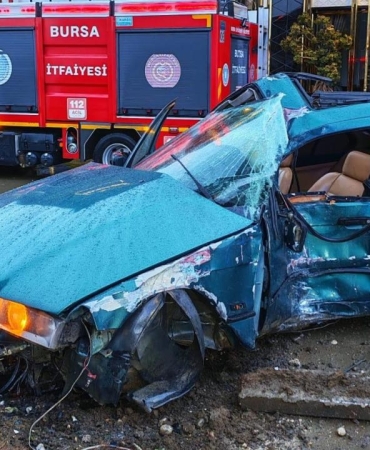Bursa'da otomobil reklam panosuna çarptı: 1 ölü