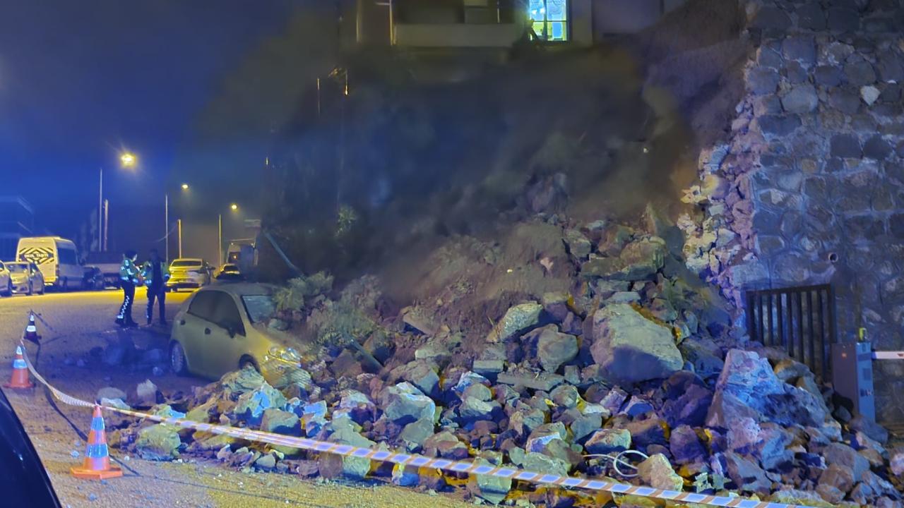 Bursa'da sitenin istinat duvarı çöktü