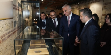 Çalınan 16ncı yüzyıllık iki çini Türkiye'ye iade edildi