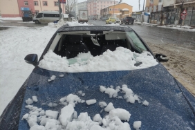 Çatıdan düşen kar kütlesi aracı pert etti