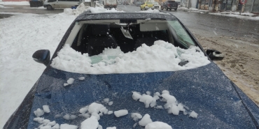 Çatıdan düşen kar kütlesi aracı pert etti