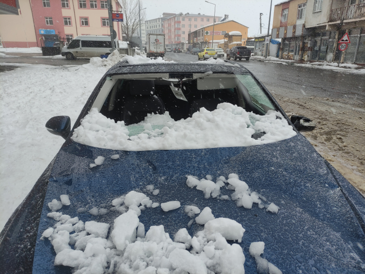 Çatıdan düşen kar kütlesi aracı pert etti