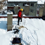 Çatılardaki sarkıtlara karşı buz timi iş başında