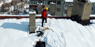 Çatılardaki sarkıtlara karşı buz timi iş başında