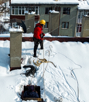 Çatılardaki sarkıtlara karşı buz timi iş başında