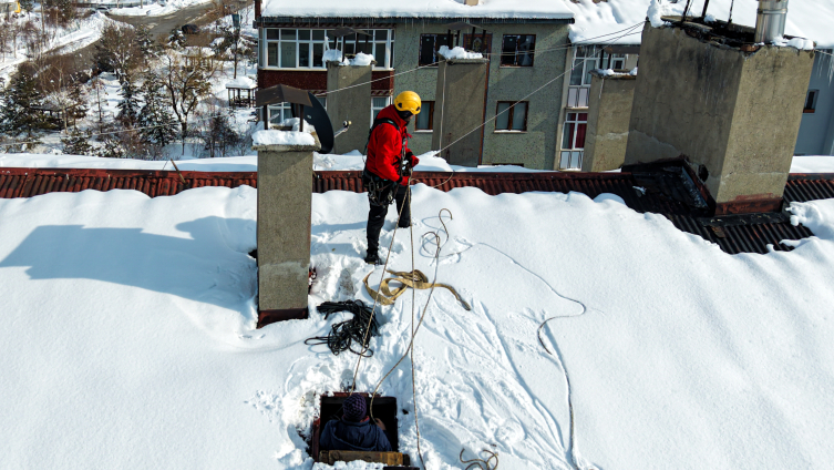 Çatılardaki sarkıtlara karşı buz timi iş başında