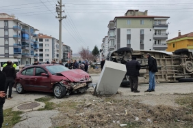 Çorumda minibüs ile otomobil çarpıştı: 5 yaralı