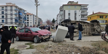 Çorumda minibüs ile otomobil çarpıştı: 5 yaralı