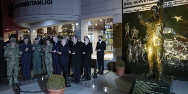 Cumhurbaşkanı Erdoğan, Ömer Halisdemir Anıtı'nın önünde dua etti