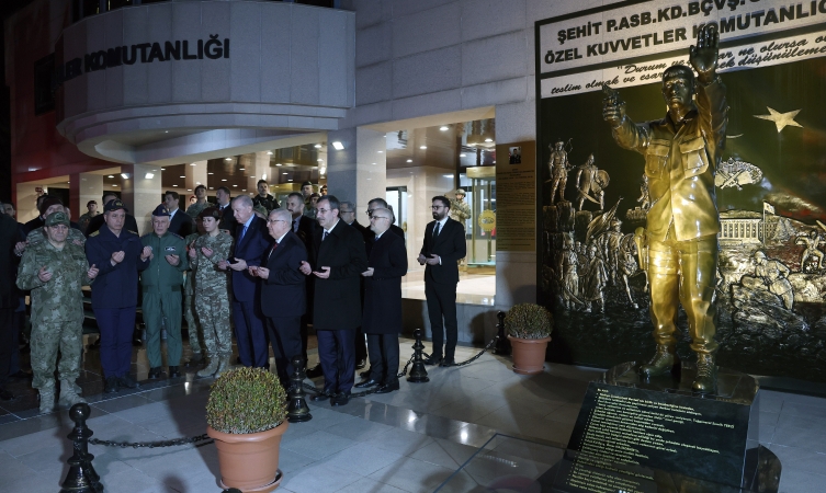 Cumhurbaşkanı Erdoğan, Ömer Halisdemir Anıtı'nın önünde dua etti