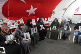 Diyarbakır anneleri bayramda da evlatlarının yolunu gözlüyor