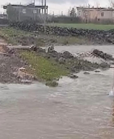 Diyarbakır'da sağanak: Dere taştı, yol göle döndü