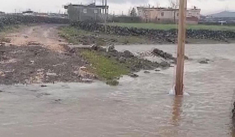 Diyarbakır'da sağanak: Dere taştı, yol göle döndü