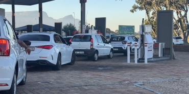 Güney Afrika'da akaryakıt zammı öncesi istasyonlarda uzun kuyruklar oluştu